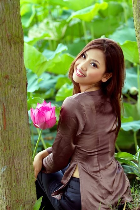 Hoa hậu biển Nguyễn Thị Loan mộc mạc bên đóa hoa sen ảnh 6 Hoa hậu biển Nguyễn Thị Loan mộc mạc bên đóa hoa sen ảnh 6