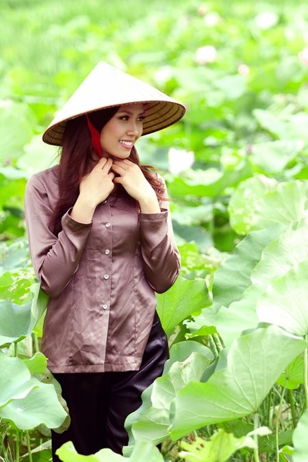Hoa hậu biển Nguyễn Thị Loan mộc mạc bên đóa hoa sen ảnh 4 Hoa hậu biển Nguyễn Thị Loan mộc mạc bên đóa hoa sen ảnh 4