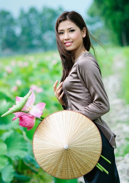 Hoa hậu biển Nguyễn Thị Loan mộc mạc bên đóa hoa sen ảnh 3 Hoa hậu biển Nguyễn Thị Loan mộc mạc bên đóa hoa sen ảnh 3