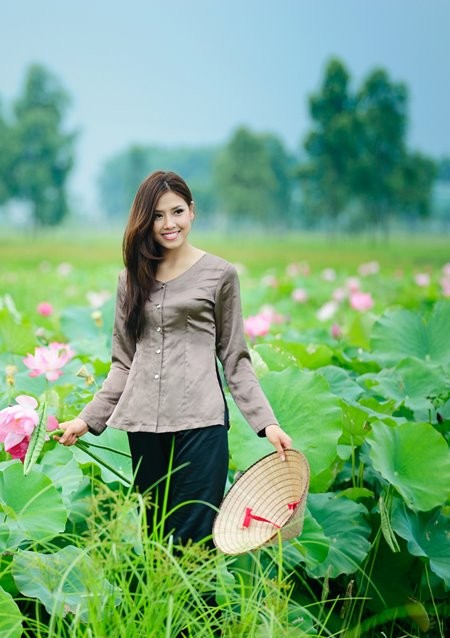 Hoa hậu biển Nguyễn Thị Loan mộc mạc bên đóa hoa sen ảnh 2 Hoa hậu biển Nguyễn Thị Loan mộc mạc bên đóa hoa sen ảnh 2