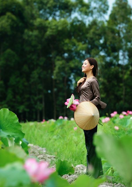 Hoa hậu biển Nguyễn Thị Loan mộc mạc bên đóa hoa sen ảnh 5 Hoa hậu biển Nguyễn Thị Loan mộc mạc bên đóa hoa sen ảnh 5