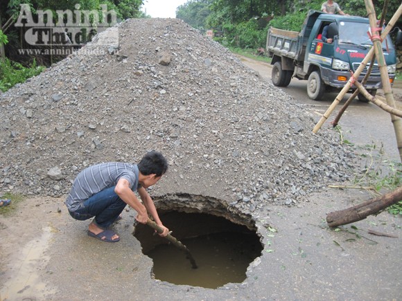25 khối đất đá để lấp sông ngầm trên đường quốc lộ ảnh 3 25 khối đất đá để lấp sông ngầm trên đường quốc lộ ảnh 3