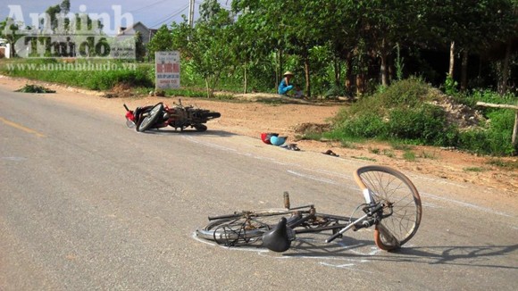Xe máy “thổi” xe đạp bay 6m, 3 người nhập viện ảnh 1 Xe máy “thổi” xe đạp bay 6m, 3 người nhập viện ảnh 1
