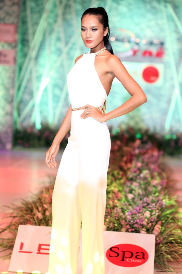 Sau "nghi án" bán dâm, Trang Nhung xuất hiện rạng ngời trên sàn catwalk ảnh 11 Sau "nghi án" bán dâm, Trang Nhung xuất hiện rạng ngời trên sàn catwalk ảnh 11
