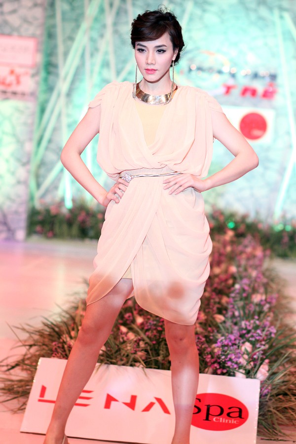 Sau "nghi án" bán dâm, Trang Nhung xuất hiện rạng ngời trên sàn catwalk ảnh 3 Sau "nghi án" bán dâm, Trang Nhung xuất hiện rạng ngời trên sàn catwalk ảnh 3