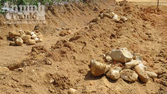 Đang điều tra việc bỗng chốc bị san lấp mồ mả tổ tiên ảnh 1 Đang điều tra việc bỗng chốc bị san lấp mồ mả tổ tiên ảnh 1