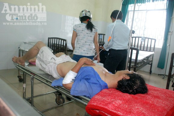 Xe khách đâm đầu vào xe tải, 20 thí sinh đi thi thoát nạn ảnh 3 Xe khách đâm đầu vào xe tải, 20 thí sinh đi thi thoát nạn ảnh 3