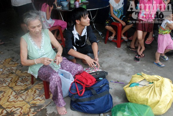 Xe khách đâm đầu vào xe tải, 20 thí sinh đi thi thoát nạn ảnh 4 Xe khách đâm đầu vào xe tải, 20 thí sinh đi thi thoát nạn ảnh 4