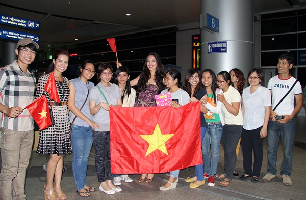 "Bắt quả tang" Nam Thành ôm Hoàng My tại sân bay ảnh 4 "Bắt quả tang" Nam Thành ôm Hoàng My tại sân bay ảnh 4
