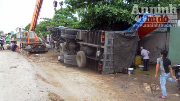 Mất lái, xe tải khủng lật nhào suýt trùm lên nhà dân ảnh 3 Mất lái, xe tải khủng lật nhào suýt trùm lên nhà dân ảnh 3