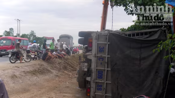 Mất lái, xe tải khủng lật nhào suýt trùm lên nhà dân ảnh 2 Mất lái, xe tải khủng lật nhào suýt trùm lên nhà dân ảnh 2