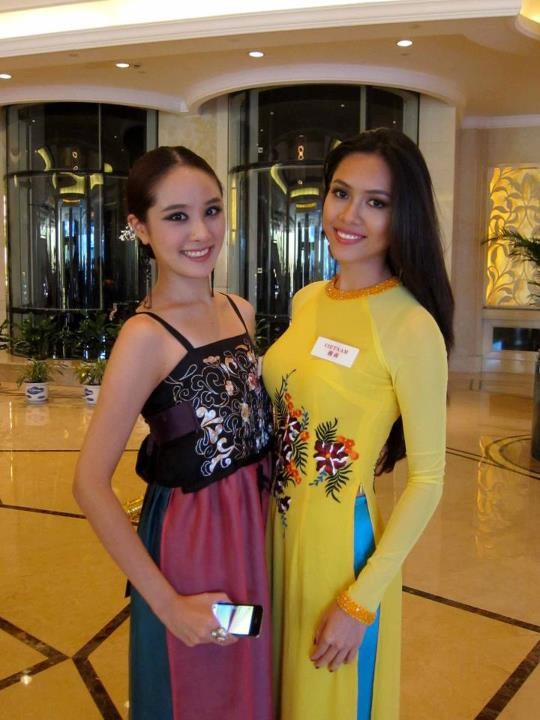 Hoàng My mặc áo dài dự tiệc từ thiện ảnh 3 Hoàng My mặc áo dài dự tiệc từ thiện ảnh 3