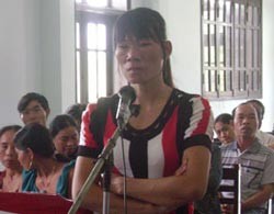 Vợ cầm dao ngồi trong bóng tối, rình chém chồng ảnh 1 Vợ cầm dao ngồi trong bóng tối, rình chém chồng ảnh 1