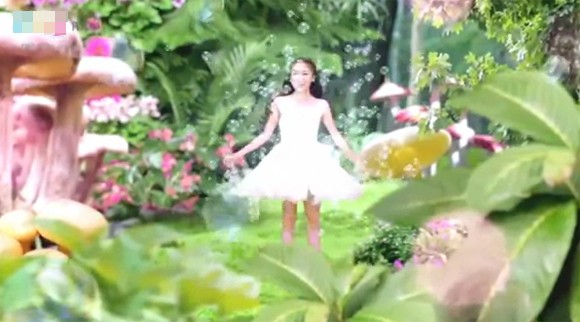 Văn Mai Hương "Rạng rỡ 18" trong vòng tay "trai lạ" ảnh 4 Văn Mai Hương "Rạng rỡ 18" trong vòng tay "trai lạ" ảnh 4
