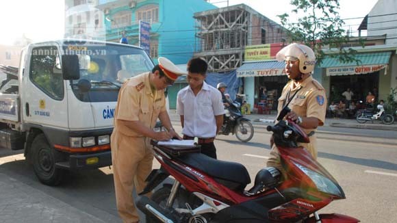 Tái diễn tình trạng học sinh đi xe máy đến trường ảnh 1 Tái diễn tình trạng học sinh đi xe máy đến trường ảnh 1