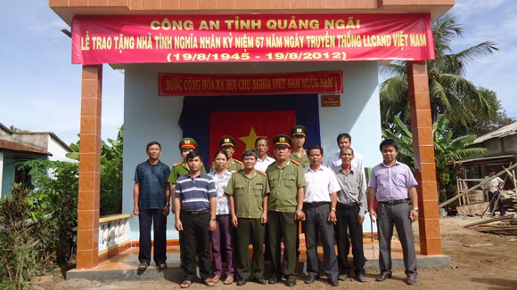 Bộ Công an trao nhà tình nghĩa cho gia đình liệt sĩ Công an ảnh 1 Bộ Công an trao nhà tình nghĩa cho gia đình liệt sĩ Công an ảnh 1