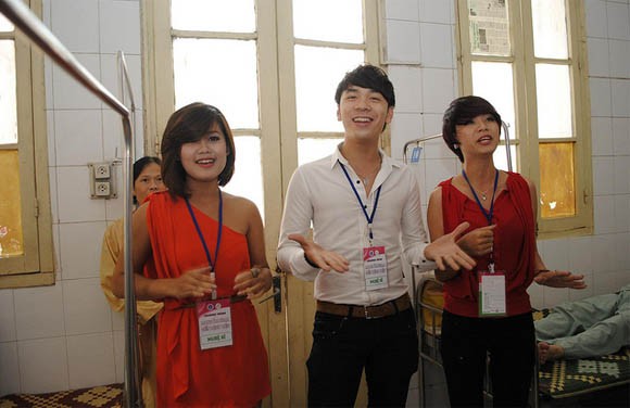 "Mang âm nhạc đến với bệnh viện" Nam tiến ảnh 1 "Mang âm nhạc đến với bệnh viện" Nam tiến ảnh 1