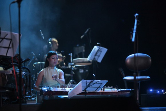 Nghệ sĩ quốc tế "phiêu" trong đêm nhạc "Khởi nguồn" ảnh 7 Nghệ sĩ quốc tế "phiêu" trong đêm nhạc "Khởi nguồn" ảnh 7