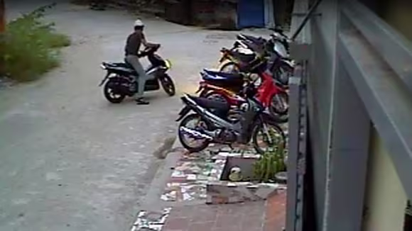 Xem tên trộm phá khóa, trộm xe trong chớp mắt ảnh 3