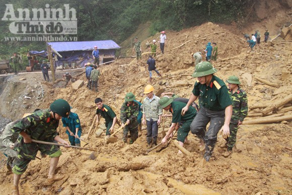 Hình ảnh cứu nạn vụ sập mỏ làm 20 người chết ảnh 4 Hình ảnh cứu nạn vụ sập mỏ làm 20 người chết ảnh 4