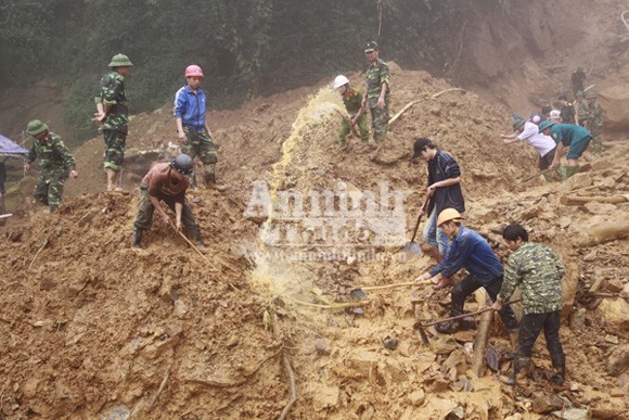 Hình ảnh cứu nạn vụ sập mỏ làm 20 người chết ảnh 2 Hình ảnh cứu nạn vụ sập mỏ làm 20 người chết ảnh 2