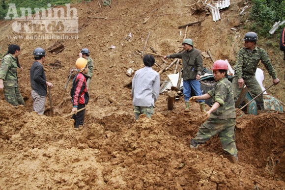 Hình ảnh cứu nạn vụ sập mỏ làm 20 người chết ảnh 3 Hình ảnh cứu nạn vụ sập mỏ làm 20 người chết ảnh 3