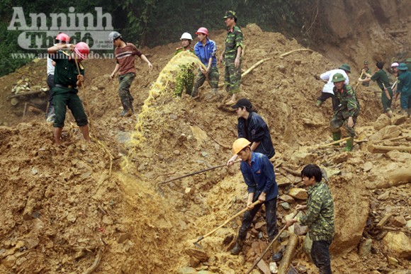 Hình ảnh cứu nạn vụ sập mỏ làm 20 người chết ảnh 6 Hình ảnh cứu nạn vụ sập mỏ làm 20 người chết ảnh 6