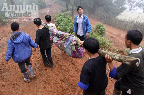 Hình ảnh cứu nạn vụ sập mỏ làm 20 người chết ảnh 8 Hình ảnh cứu nạn vụ sập mỏ làm 20 người chết ảnh 8