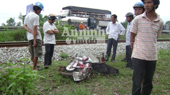 Băng qua đường sắt, ông lão bị tàu tông chết ảnh 1 Băng qua đường sắt, ông lão bị tàu tông chết ảnh 1