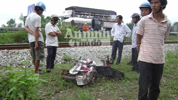 Băng qua đường sắt, ông lão bị tàu tông chết ảnh 1 Băng qua đường sắt, ông lão bị tàu tông chết ảnh 1
