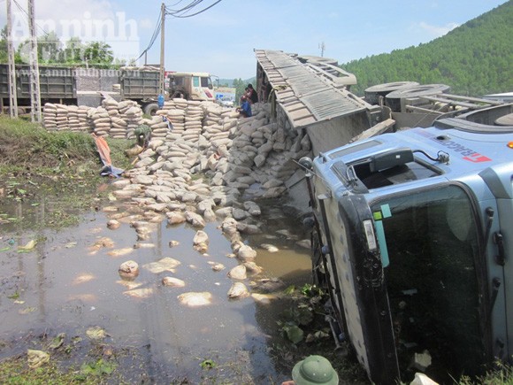 Xe chở xi-măng lao xuống ao, 10 tấn "hóa" bê tông ảnh 1 Xe chở xi-măng lao xuống ao, 10 tấn "hóa" bê tông ảnh 1