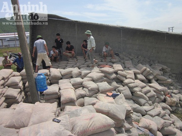 Xe chở xi-măng lao xuống ao, 10 tấn "hóa" bê tông ảnh 4 Xe chở xi-măng lao xuống ao, 10 tấn "hóa" bê tông ảnh 4