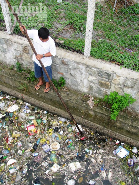 Cá chết, đồng ruộng bỏ hoang vì nguồn nước ỗ nhiễm ảnh 2 Cá chết, đồng ruộng bỏ hoang vì nguồn nước ỗ nhiễm ảnh 2