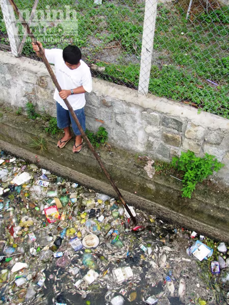 Cá chết, đồng ruộng bỏ hoang vì nguồn nước ỗ nhiễm ảnh 2 Cá chết, đồng ruộng bỏ hoang vì nguồn nước ỗ nhiễm ảnh 2