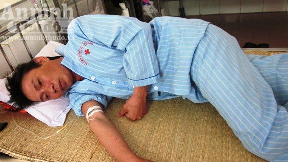 Côn đồ vô cớ vác kiếm chém người nhập viện ảnh 1 Côn đồ vô cớ vác kiếm chém người nhập viện ảnh 1