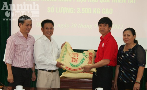 Một cá nhận ủng hộ 10 tấn gạo cho đồng bào lũ lụt ở miền Trung ảnh 1 Một cá nhận ủng hộ 10 tấn gạo cho đồng bào lũ lụt ở miền Trung ảnh 1