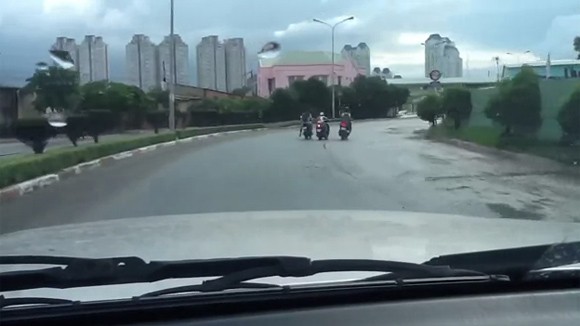Clip: Hai thanh niên đi xe máy cướp giật giữa ban ngày ảnh 1 Clip: Hai thanh niên đi xe máy cướp giật giữa ban ngày ảnh 1