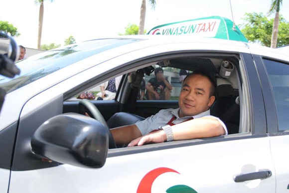Hiếu Hiền "bỏ nghề" đi lái Taxi may mắn ảnh 1 Hiếu Hiền "bỏ nghề" đi lái Taxi may mắn ảnh 1