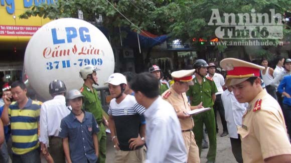 Xe bồn đâm liên tiếp 3 ô tô con, rồi lao thẳng vào nhà dân ảnh 4 Xe bồn đâm liên tiếp 3 ô tô con, rồi lao thẳng vào nhà dân ảnh 4