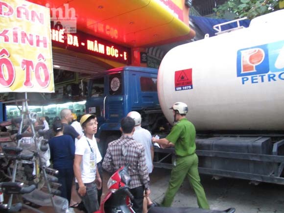 Xe bồn đâm liên tiếp 3 ô tô con, rồi lao thẳng vào nhà dân ảnh 2 Xe bồn đâm liên tiếp 3 ô tô con, rồi lao thẳng vào nhà dân ảnh 2