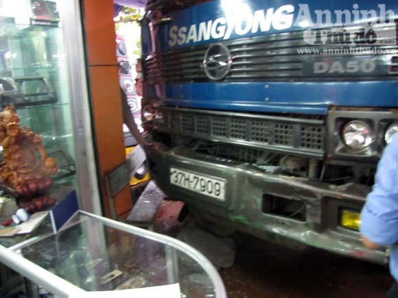 Xe bồn đâm liên tiếp 3 ô tô con, rồi lao thẳng vào nhà dân ảnh 3 Xe bồn đâm liên tiếp 3 ô tô con, rồi lao thẳng vào nhà dân ảnh 3