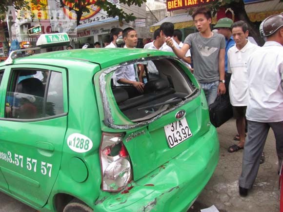 Xe bồn đâm liên tiếp 3 ô tô con, rồi lao thẳng vào nhà dân ảnh 5 Xe bồn đâm liên tiếp 3 ô tô con, rồi lao thẳng vào nhà dân ảnh 5