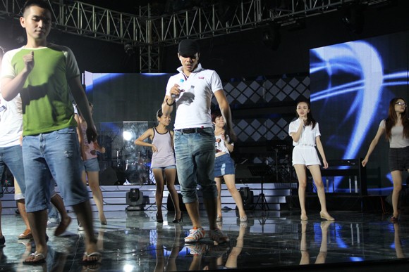 "Kiều nữ" Idol "uốn éo" bên biên đạo múa Tấn Lộc ảnh 7 "Kiều nữ" Idol "uốn éo" bên biên đạo múa Tấn Lộc ảnh 7