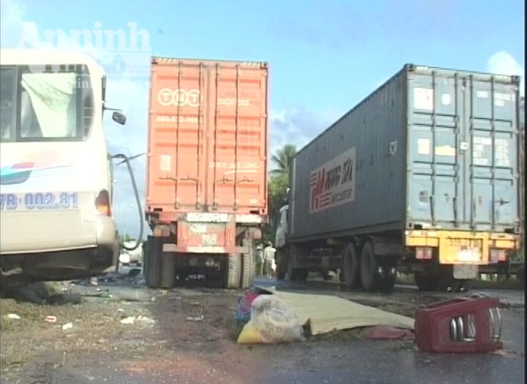 Xe khách gây tai nạn nghiêm trọng, 3 người chết, 6 người bị thương ảnh 6 Xe khách gây tai nạn nghiêm trọng, 3 người chết, 6 người bị thương ảnh 6