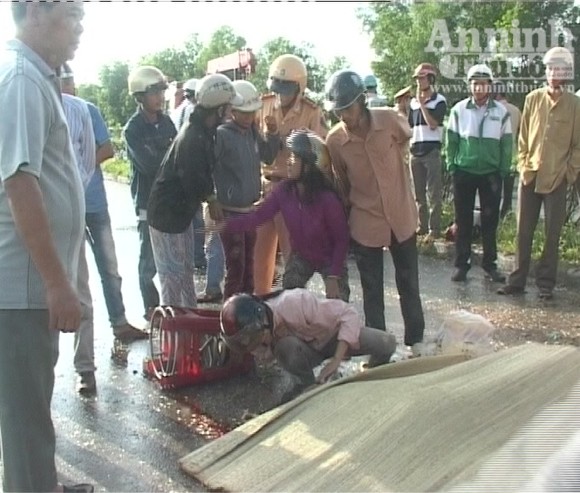 Xe khách gây tai nạn nghiêm trọng, 3 người chết, 6 người bị thương ảnh 3 Xe khách gây tai nạn nghiêm trọng, 3 người chết, 6 người bị thương ảnh 3