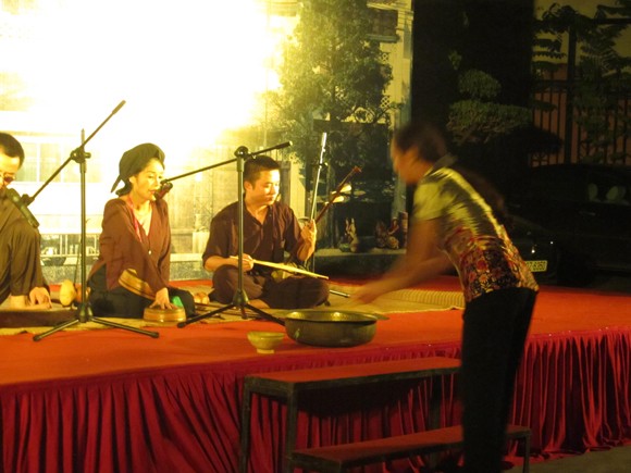 Xẩm tàu điện "tái xuất" sau 20 năm vắng bóng ảnh 4 Xẩm tàu điện "tái xuất" sau 20 năm vắng bóng ảnh 4