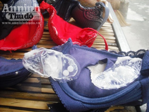 Thêm nhiều nơi phát hiện áo ngực chứa “vật lạ” ảnh 1 Thêm nhiều nơi phát hiện áo ngực chứa “vật lạ” ảnh 1