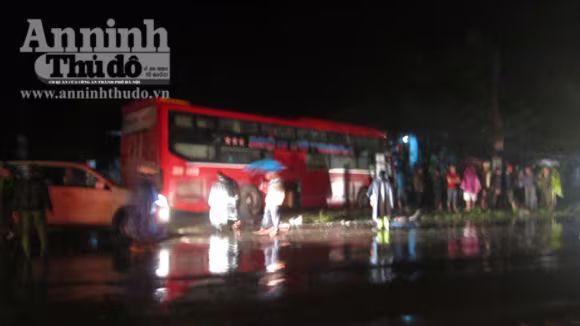 Xe khách đâm trực diện xe bán tải, 3 người tử vong tại chỗ ảnh 1 Xe khách đâm trực diện xe bán tải, 3 người tử vong tại chỗ ảnh 1
