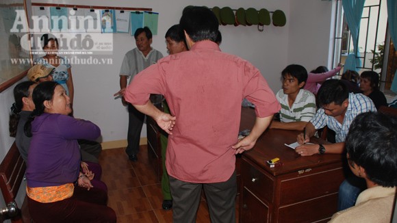 Phá ổ bạc các quí bà trong chợ ông Bố ảnh 1 Phá ổ bạc các quí bà trong chợ ông Bố ảnh 1