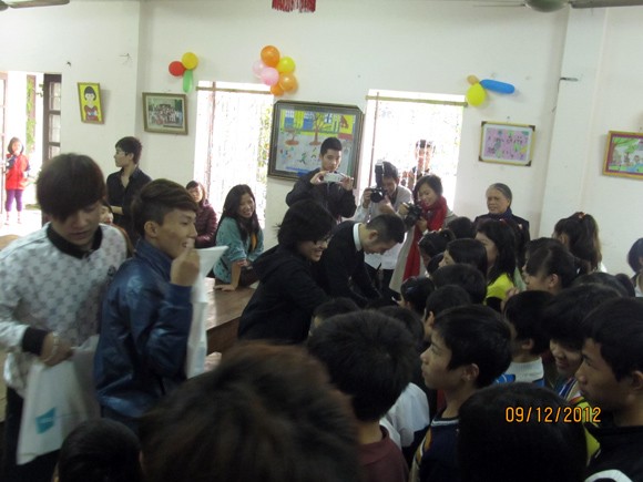 Ca sĩ ZMA sưởi ấm trái tim trẻ mồ côi ảnh 2 Ca sĩ ZMA sưởi ấm trái tim trẻ mồ côi ảnh 2